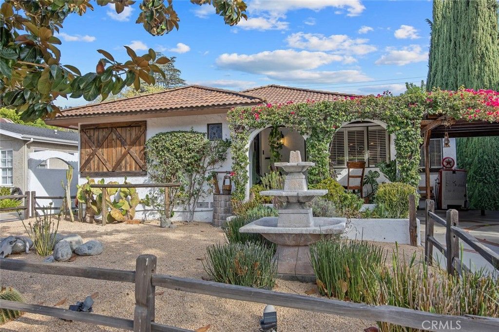 Photo of 10441 Bloomfield St, Toluca Lake, CA 91602 (MLS # SR25232063)