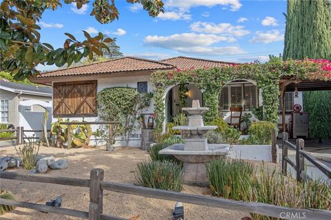 Photo of 10441 Bloomfield St, Toluca Lake, CA 91602 (MLS # SR25232063)