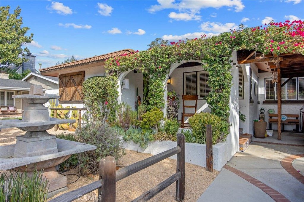 Photo of 10441 Bloomfield St, Toluca Lake, CA 91602 (MLS # SR25232063)