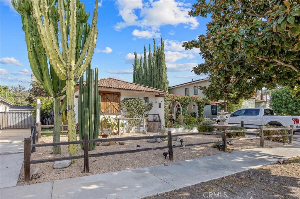 Photo of 10441 Bloomfield St, Toluca Lake, CA 91602 (MLS # SR25232063)