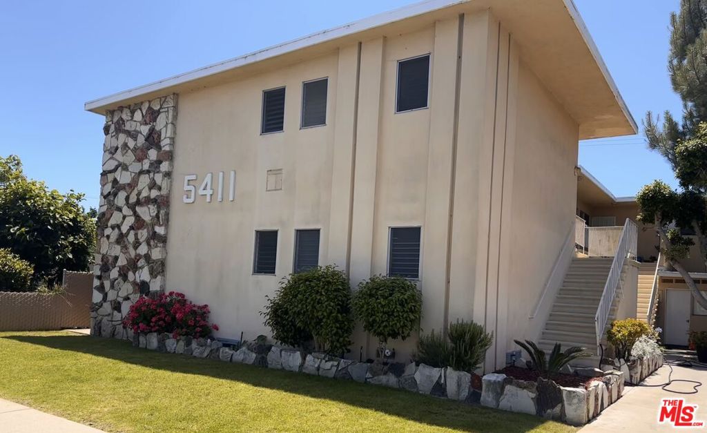 Great Location!!! Top Back Corner Unit, Open Floor Plan, Light and Bright, and Brezzy! Two bedrooms, 1 1/2 bath, ideal for roommates as bedrooms are at opposite ends of the apartment, giving each privacy. Bamboo wood floors and tile, master bedroom w/bath. Amazing Sunset, treetop, and city views. Community laundry room. Close to restaurants in Playa Vista. One car parking. Sorry, NO PETS, NO SMOKING. Please text for showings; 24 Hours is required.