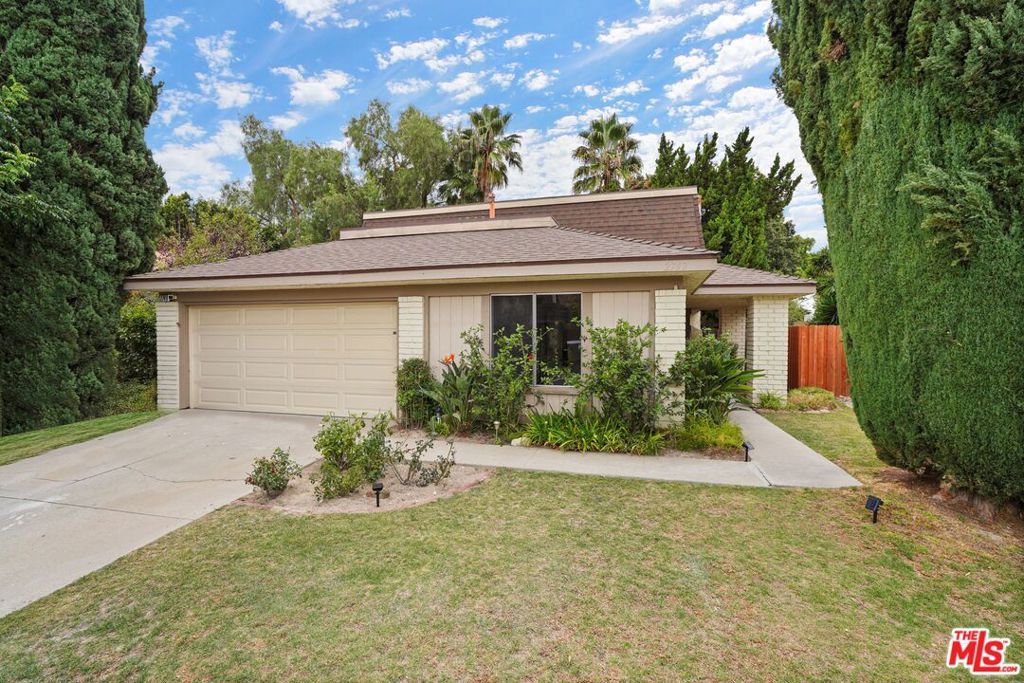 Photo of 2749 Amber Wood Place, Thousand Oaks, CA 91362 (MLS # 25619421)