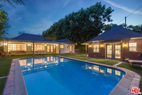 Photo of 1526 San Vicente Boulevard, Santa Monica, CA 90402 (MLS # 25592297)