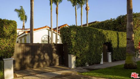 Photo of 410 N Flores Street, Los Angeles, CA 90048 (MLS # 26656277)