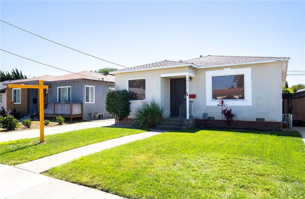 Discover this amazing charming and cozy home located in a highly desirable neighborhood of Hawthorne . This outstanding property features three spacious bedrooms and two well-appointed bathrooms, along with a welcoming fireplace and generous outdoor space perfect for relaxation and entertaining. This is a unique chance that should not be missed.