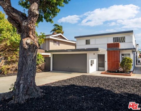 Photo of 1304 Amethyst Street, Redondo Beach, CA 90277 (MLS # 26742045)