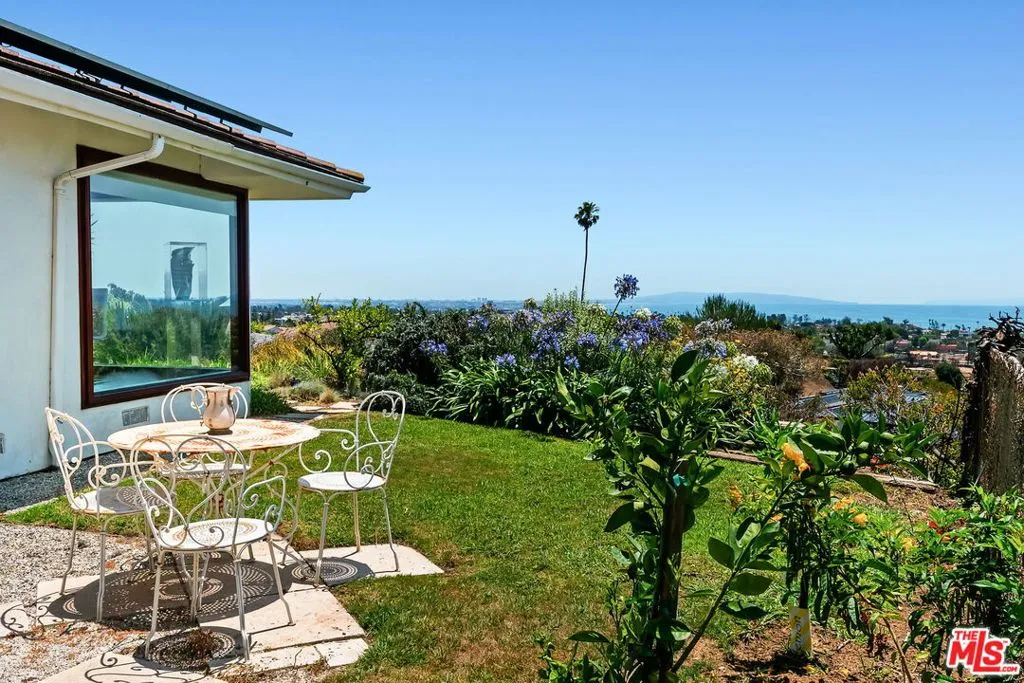 Pacific Palisades, California 90272, United States, 3 Bedrooms Bedrooms, ,3 BathroomsBathrooms,Residential,Active,191510