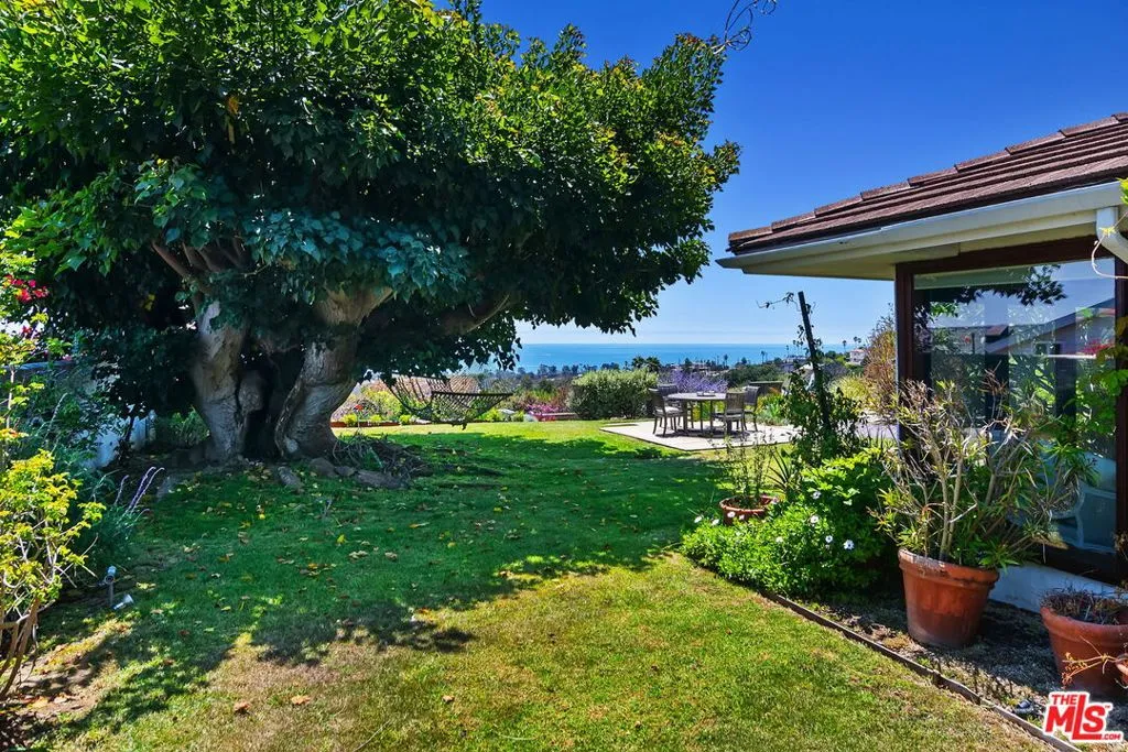 Pacific Palisades, California 90272, United States, 3 Bedrooms Bedrooms, ,3 BathroomsBathrooms,Residential,Active,191510