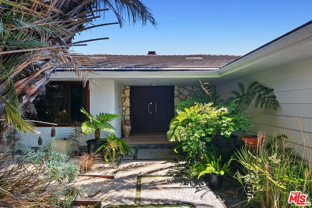 Pacific Palisades, California 90272, United States, 3 Bedrooms Bedrooms, ,3 BathroomsBathrooms,Residential,Active,191510