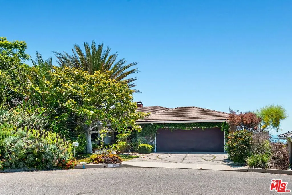 Pacific Palisades, California 90272, United States, 3 Bedrooms Bedrooms, ,3 BathroomsBathrooms,Residential,Active,191510