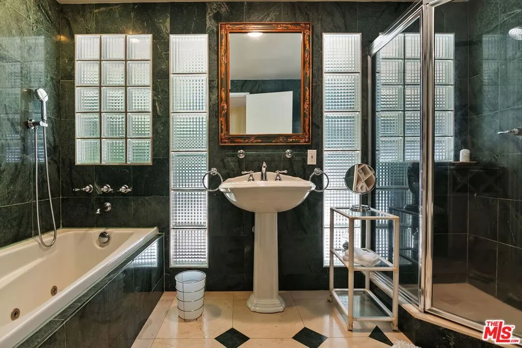 Pacific Palisades, California 90272, United States, 3 Bedrooms Bedrooms, ,3 BathroomsBathrooms,Residential,Active,191510