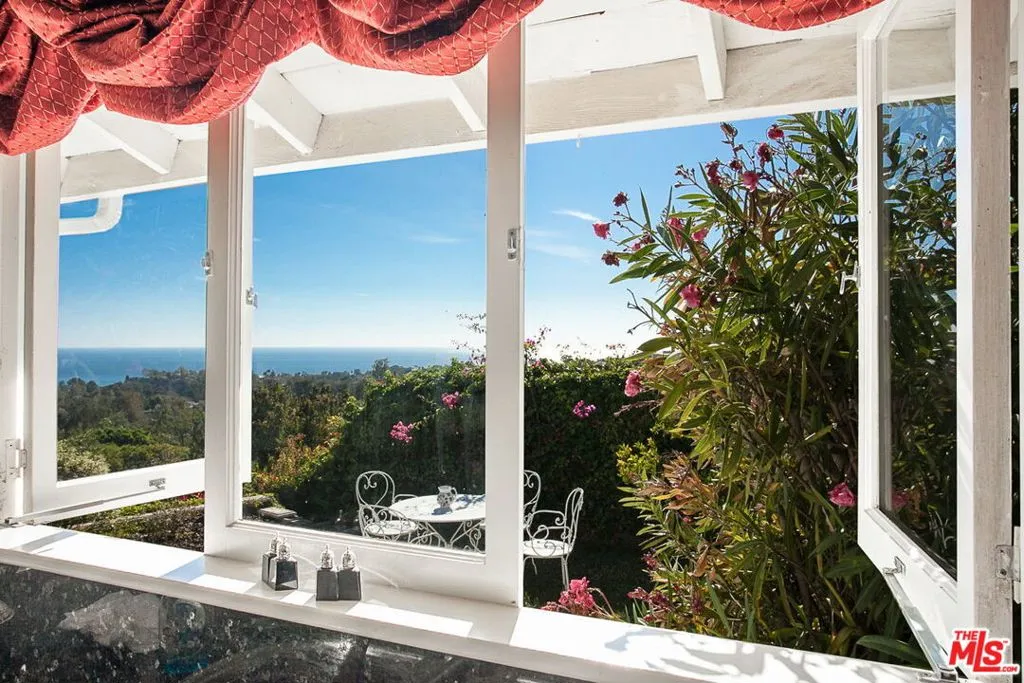 Pacific Palisades, California 90272, United States, 3 Bedrooms Bedrooms, ,3 BathroomsBathrooms,Residential,Active,191510