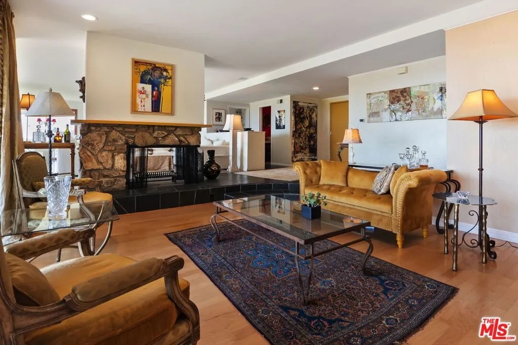 Pacific Palisades, California 90272, United States, 3 Bedrooms Bedrooms, ,3 BathroomsBathrooms,Residential,Active,191510