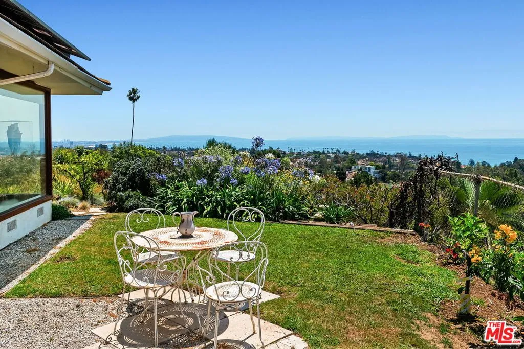 Pacific Palisades, California 90272, United States, 3 Bedrooms Bedrooms, ,3 BathroomsBathrooms,Residential,Active,191510