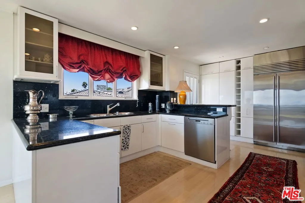 Pacific Palisades, California 90272, United States, 3 Bedrooms Bedrooms, ,3 BathroomsBathrooms,Residential,Active,191510