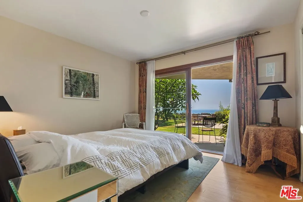 Pacific Palisades, California 90272, United States, 3 Bedrooms Bedrooms, ,3 BathroomsBathrooms,Residential,Active,191510