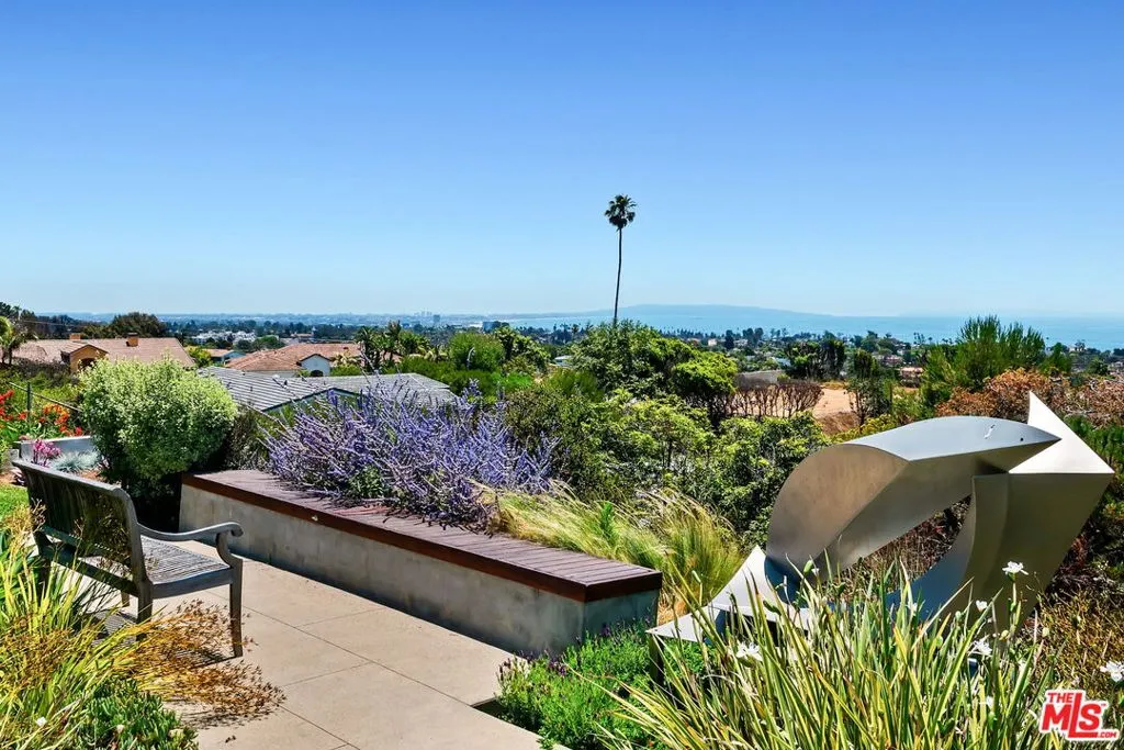 Pacific Palisades, California 90272, United States, 3 Bedrooms Bedrooms, ,3 BathroomsBathrooms,Residential,Active,191510