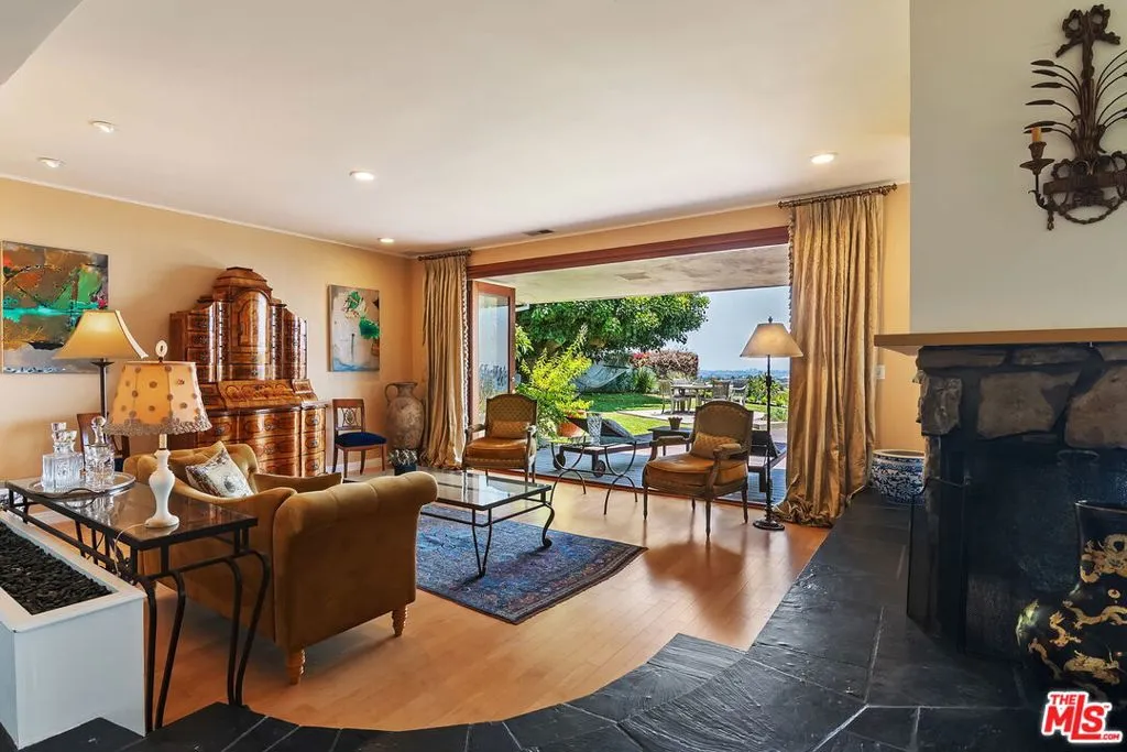 Pacific Palisades, California 90272, United States, 3 Bedrooms Bedrooms, ,3 BathroomsBathrooms,Residential,Active,191510