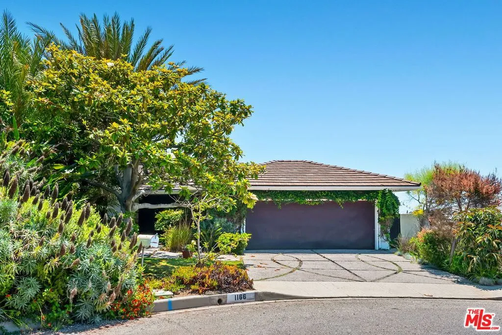 Pacific Palisades, California 90272, United States, 3 Bedrooms Bedrooms, ,3 BathroomsBathrooms,Residential,Active,191510