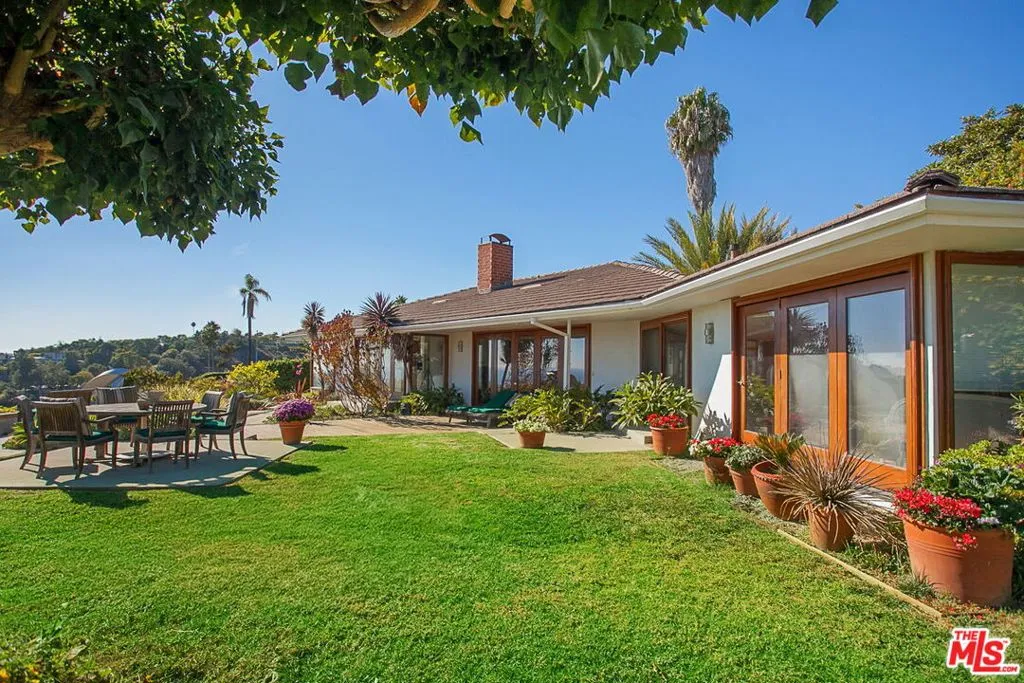 Pacific Palisades, California 90272, United States, 3 Bedrooms Bedrooms, ,3 BathroomsBathrooms,Residential,Active,191510