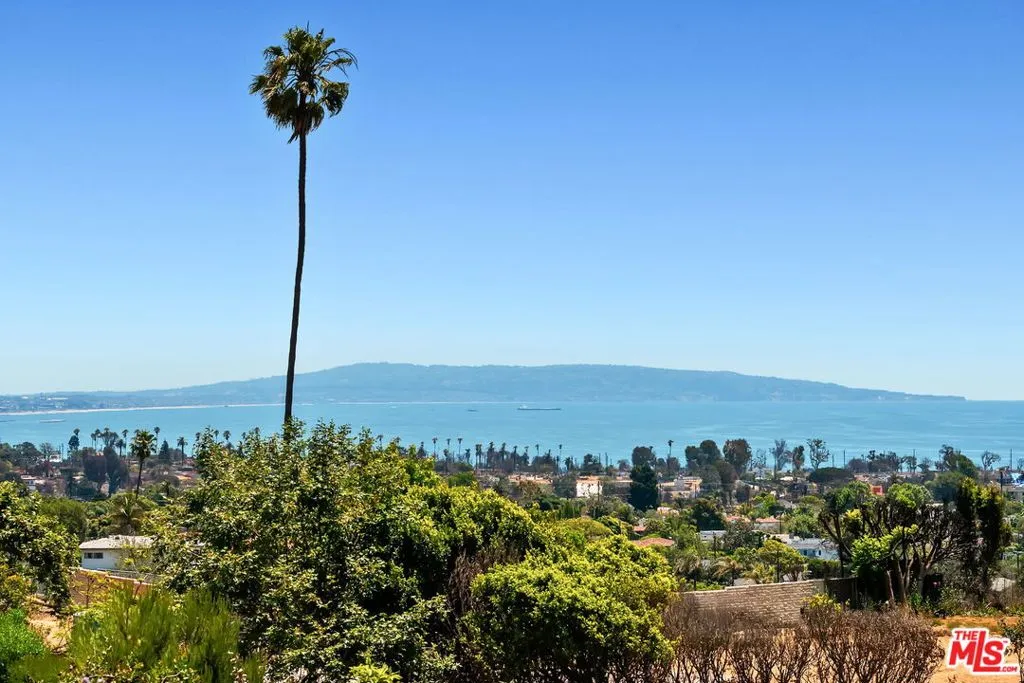 Pacific Palisades, California 90272, United States, 3 Bedrooms Bedrooms, ,3 BathroomsBathrooms,Residential,Active,191510