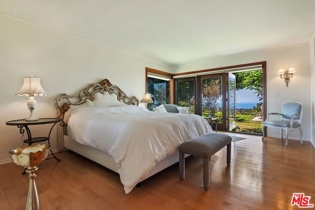 Pacific Palisades, California 90272, United States, 3 Bedrooms Bedrooms, ,3 BathroomsBathrooms,Residential,Active,191510