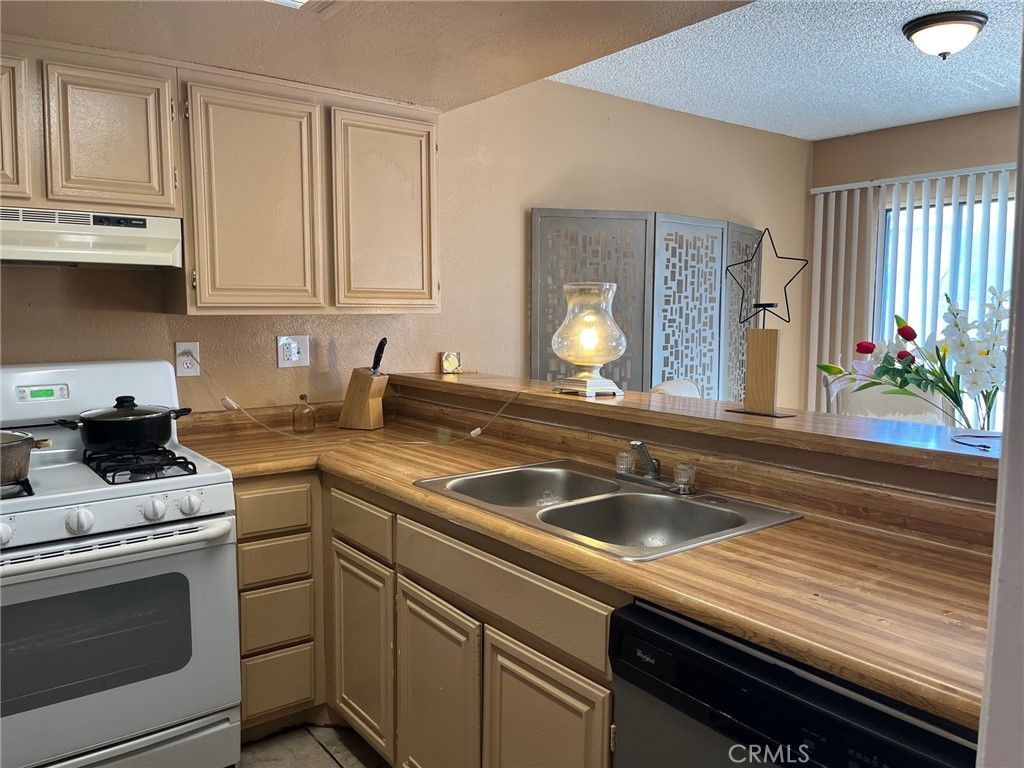 Photo of 9250 Citrus Ave. Ave #E, Fontana, CA 92335 (MLS # SR26046843)