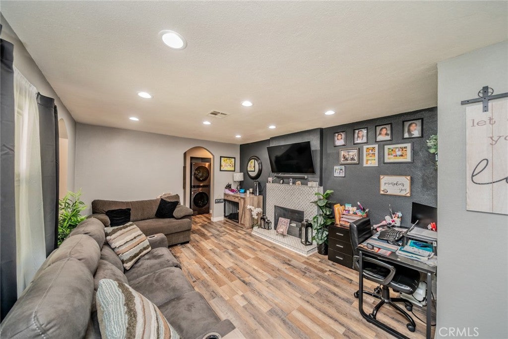857 W 25th Street