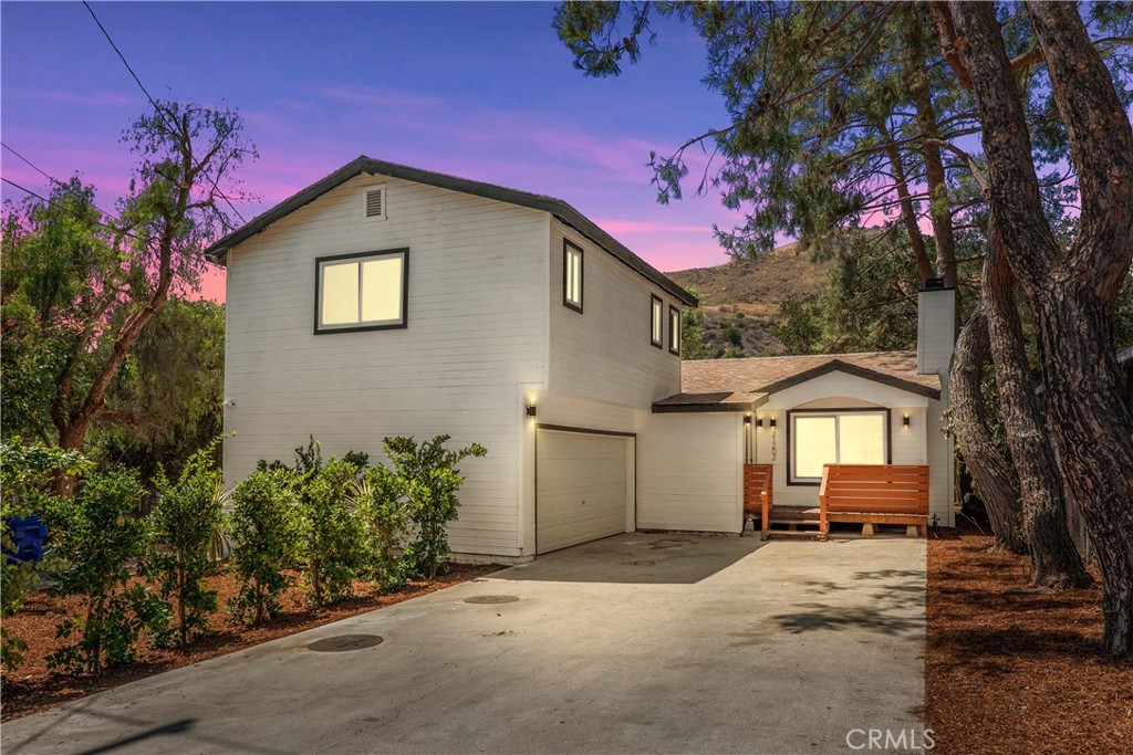 *Beautiful Renovated Home in Desirable Val Verde Neighborhood*
Discover this beautifully updated 3-bedroom, 3-bathroom home located in one of Santa Clarita’s most sought-after neighborhoods! Modern renovations throughout, this property perfectly blends style, comfort, and functionality.
Enjoy breathtaking forest views and a serene, private setting, all while being just minutes from top-rated schools, parks, shopping, and dining. Every detail has been thoughtfully designed to create a move-in-ready home ideal for those who value both convenience and natural beauty.
Don’t miss your chance to own this exceptional home—schedule your private showing today!