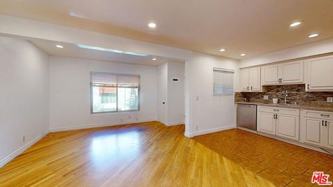 Photo of 5652 Yolanda Avenue #6, Tarzana, CA 91356 (MLS # 26648161)