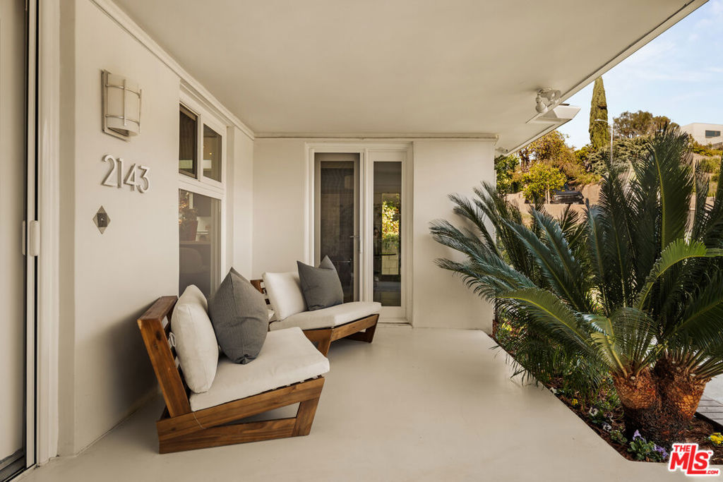 2143 N Hobart Boulevard