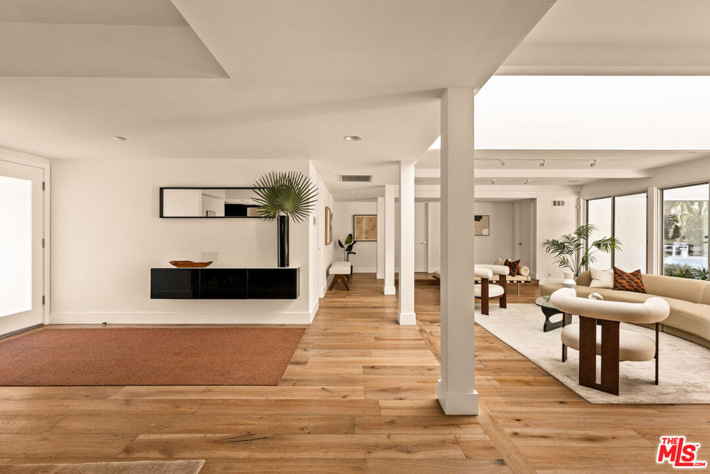 2143 N Hobart Boulevard