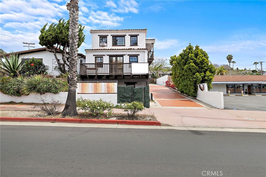 2011 S El Camino Real