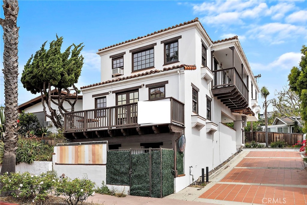 2011 S El Camino Real