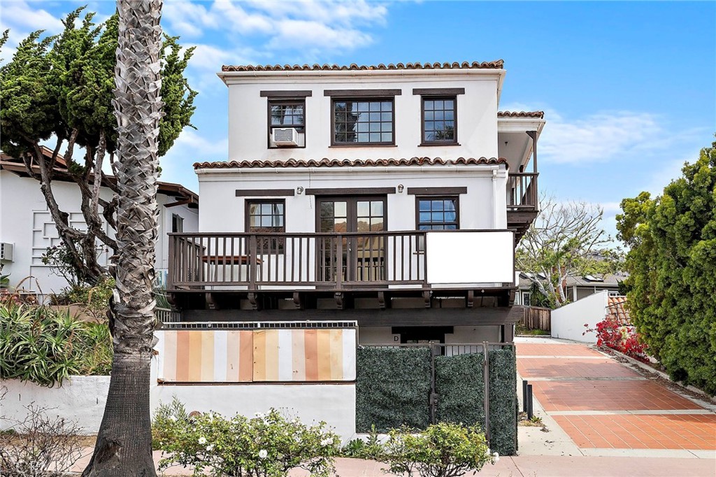 2011 S El Camino Real