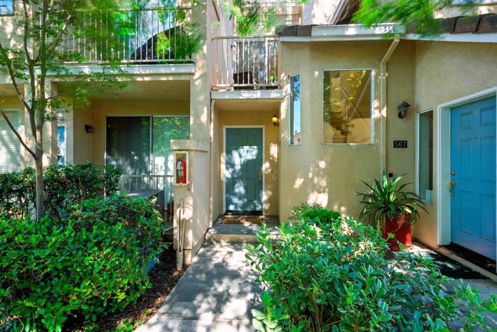 Welcome to 561 Manhattan Place, a spacious one-bedroom home perfectly located near the scenic trails and stairways of Communication Hill. Known for its sweeping views and active community, this neighborhood offers a unique blend of outdoor lifestyle and urban convenience. The homes open layout creates a bright and comfortable living space that flows easily from the living room to the dining area and kitchen. The bedroom is generously sized, providing the perfect retreat at the end of the day, while the overall design makes the home feel both functional and inviting. Location is where this home truly shines. With quick access to highways 87, 85, 101, and 280, commuting anywhere in the Bay Area is simple and efficient. Shopping and dining options are plentiful with The Plant just minutes away, Santana Row a short drive, and downtown San Jose close by for entertainment and nightlife. Whether youre a first-time buyer, investor, or simply looking for a low-maintenance lifestyle in a vibrant community, 561 Manhattan Place offers the perfect opportunity to enjoy everything San Jose has to offer while living at the base of iconic Communication Hill.