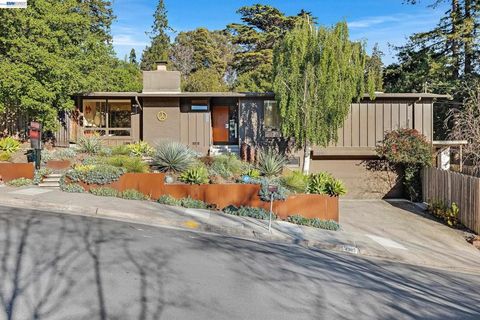 Photo of 4985 Hedge Ln Ln, Oakland, CA 94602 (MLS # 41127951)