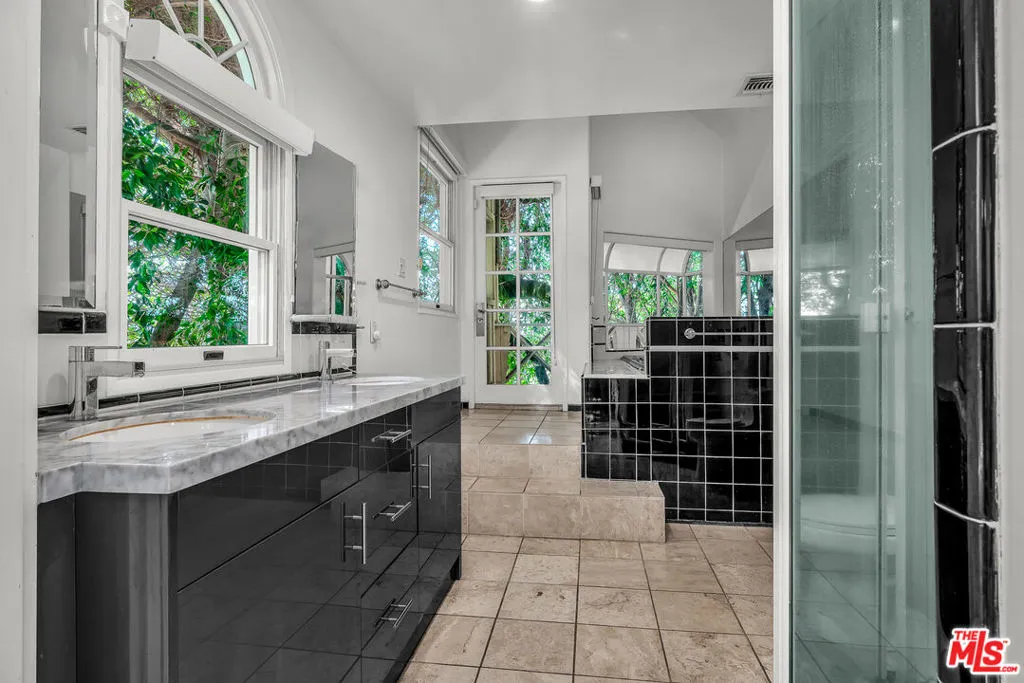 Studio City, California 91604, United States, 4 Bedrooms Bedrooms, ,4 BathroomsBathrooms,Residential,Active,201249