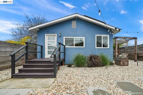 Photo of 916 44th Street, Oakland, CA 94608 (MLS # 41137370)
