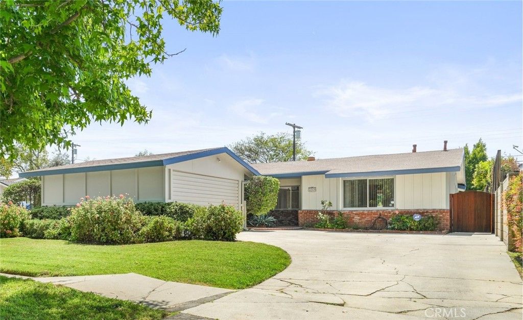 Photo of 5249 Ventura Canyon Avenue, Sherman Oaks, CA 91401 (MLS # SR25274292)