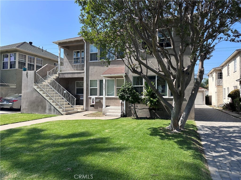 824 W Glenoaks