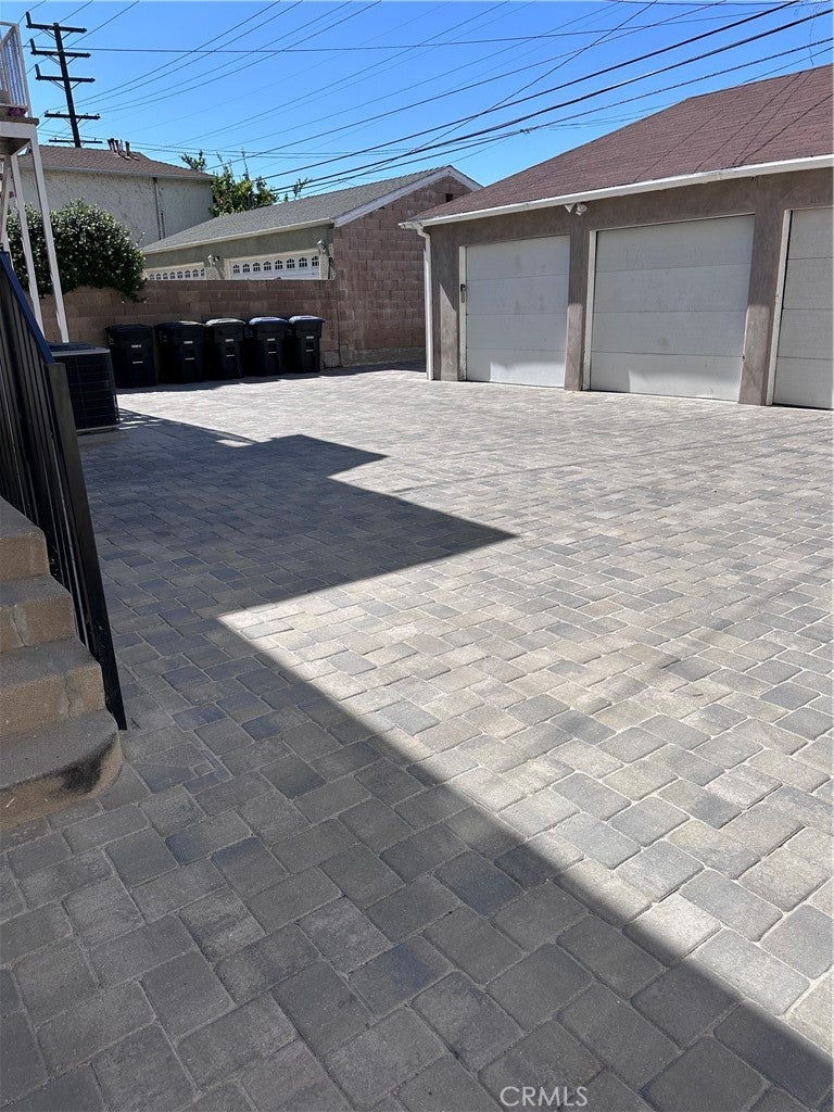 824 W Glenoaks