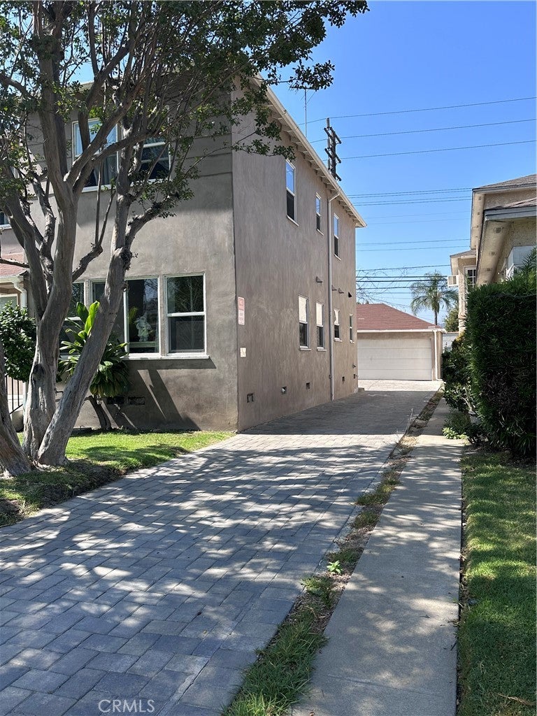 824 W Glenoaks