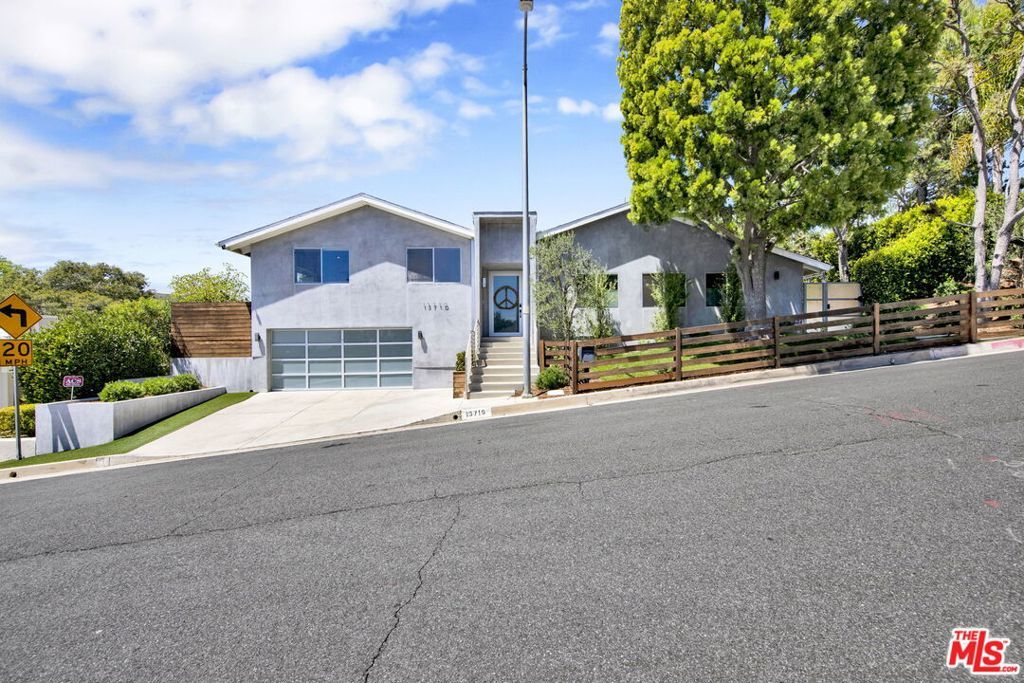 Photo of 13710 Bayliss Road, Los Angeles, CA 90049 (MLS # 26702355)