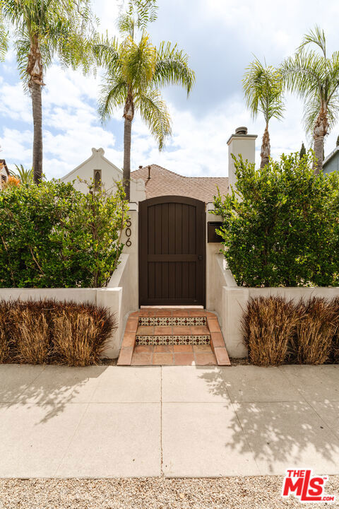 506 N Curson Avenue