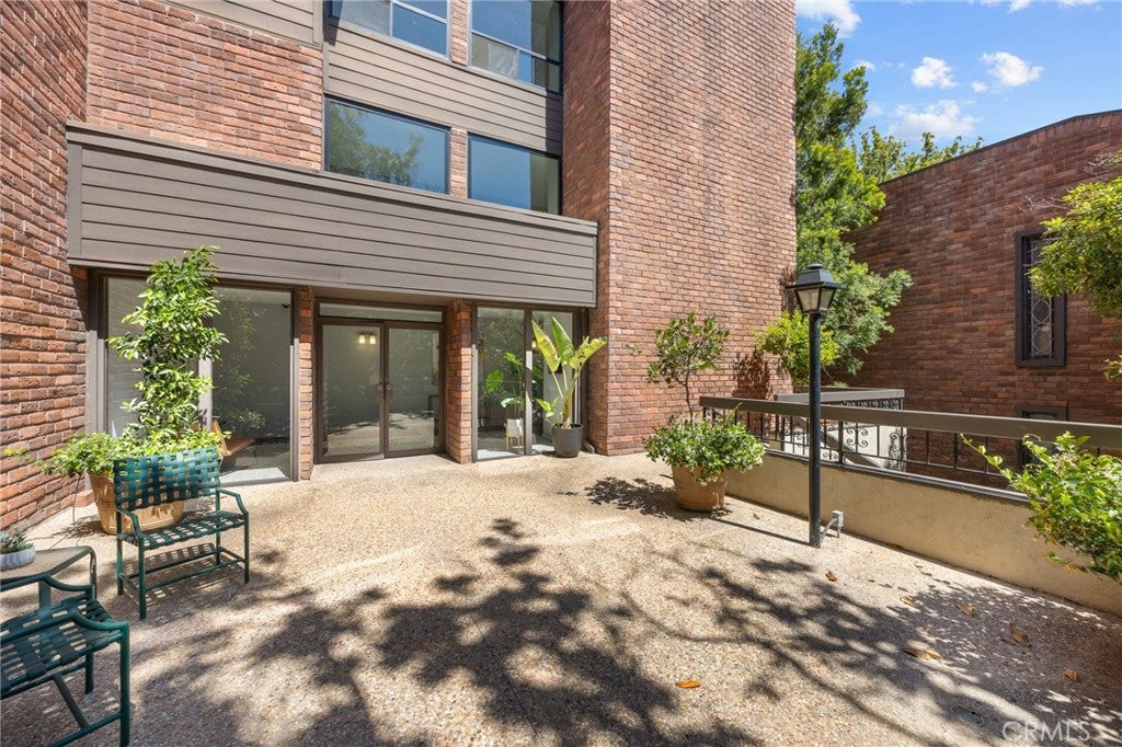 700 S Lake Avenue