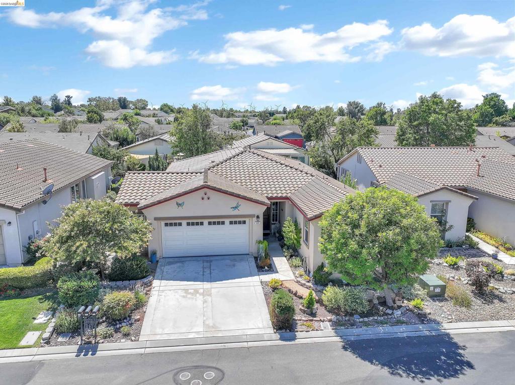 609 Twin Lakes Ln