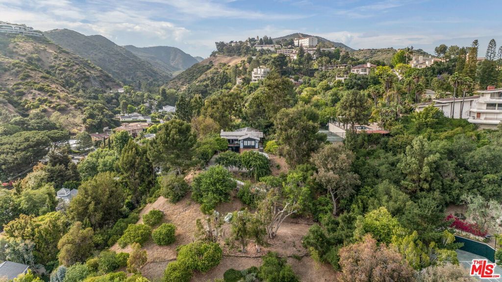 Photo of 1000 N Bundy Drive, Los Angeles, CA 90049 (MLS # 25613291)