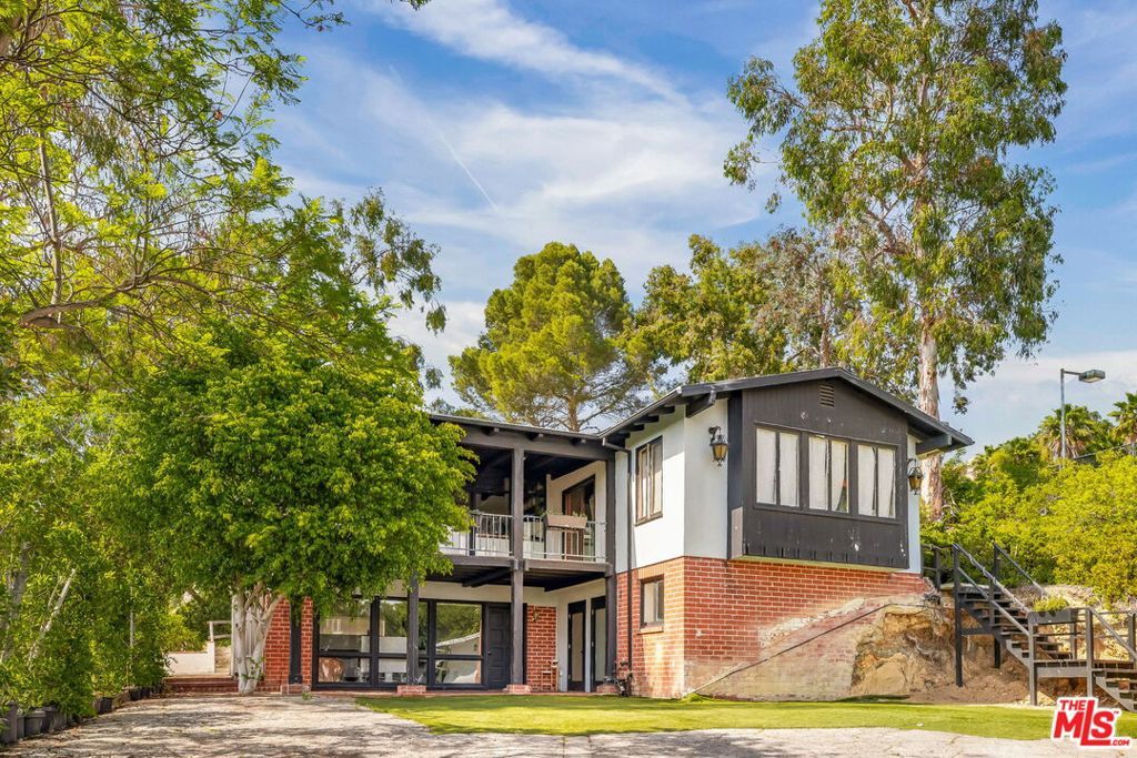 Photo of 1000 N Bundy Drive, Los Angeles, CA 90049 (MLS # 25613291)