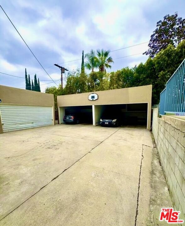 11926 Magnolia Boulevard 1/4